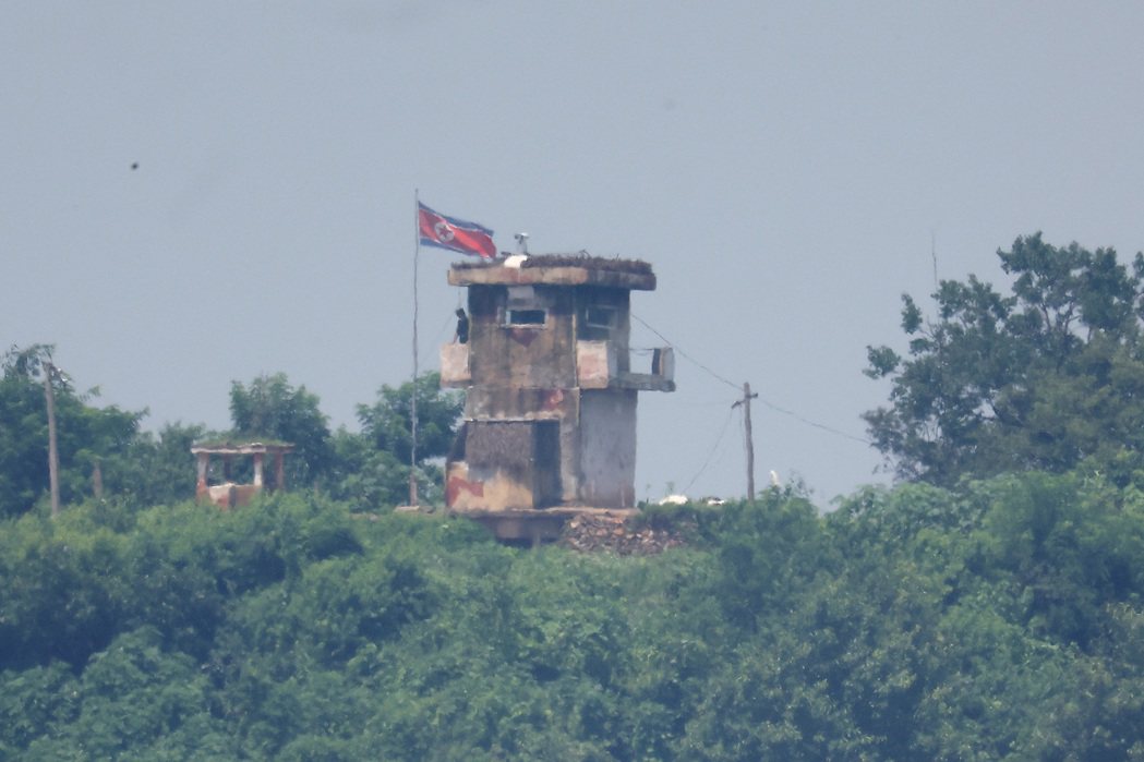 在非軍事區站哨的北韓士兵。 圖／路透社