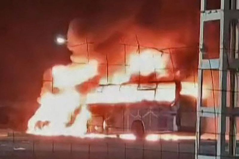 阿爾及利亞消防單位表示，阿爾及利亞南部今天發生一輛客運巴士與汽車對撞事故，造成至少34人死亡、12人受傷。法新社