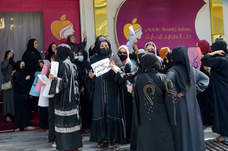 阿富汗數十名婦女今天聚集在喀布爾，抗議神學士下令全國美容院關閉。法新社