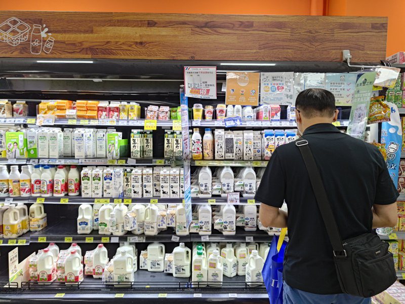 紐西蘭進口的液態奶將於2025年關稅全面歸零，將直接衝擊我國的酪農產業。圖為連鎖超市內的小農鮮乳。圖／聯合報系資料照片