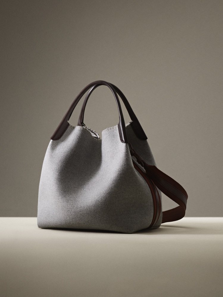 Loro Piana 2023秋冬包款系列中亦有以Baby Cashmere製作的大型Bale Bag。圖／Loro Piana提供