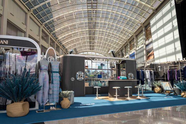 Giorgio Armani Mare新加坡期間限定店，整體空間以灰藍與淺藍色系為主，綴以棕櫚樹與熱帶樹葉圖案並精心陳設編織紋理的傢俱飾品，並自即日起營業至7月26日止。圖／Giorgio Armani提供
