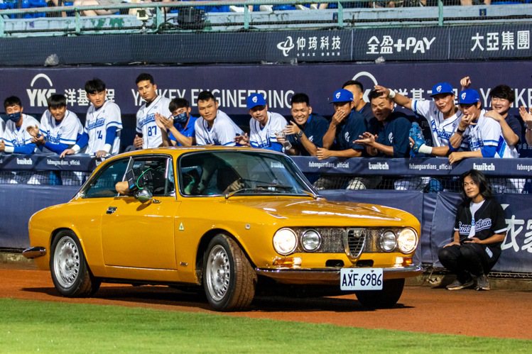 好萊塢韓裔美籍男星「韓哥」姜成鎬（Sung Kang）今天現身新莊棒球場，為富邦悍將隊開球，親自駕駛1974年alfa romeo GTV 2000進場。記者季相儒／攝影