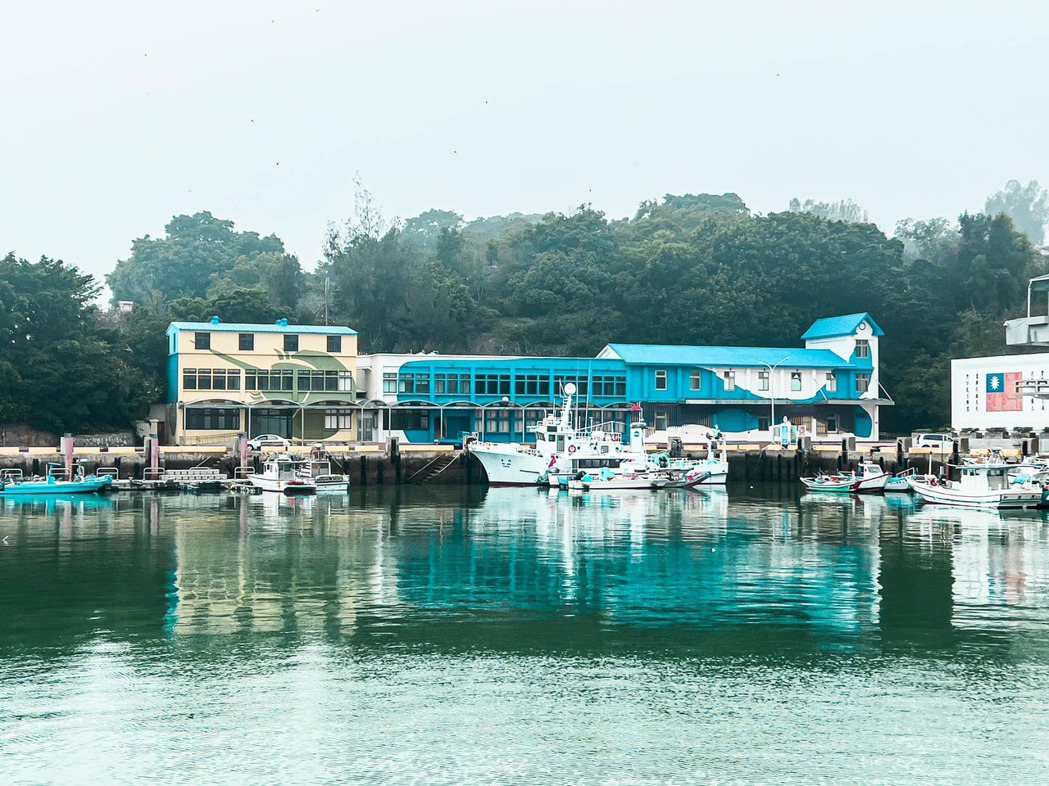 金門海島學校坐落於新湖漁港，原先是閒置多年的漁業加工廠。 圖／甘樂文創提供