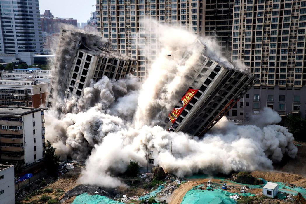 2019年5月，位於河南省鄭州市區東明路附近，城中村常砦的兩棟高層爛尾樓房被爆破...