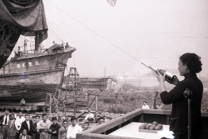 1955年3月8日，「自由中國號」帆船命名下水，由基隆市長夫人蕭雲英擲瓶。不難想見，這種方式容易造成酒瓶不破。圖／聯合報系資料照片