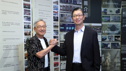 廣運機械董事長謝清福（左）和執行長謝明凱（右）父子。 記者曾吉松／攝影