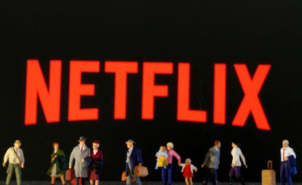 Netflix今年來嚴厲打擊偷偷共用密碼的「寄生帳號」，有助這家影音串流巨擘在第2季新增近600萬訂閱戶。路透
