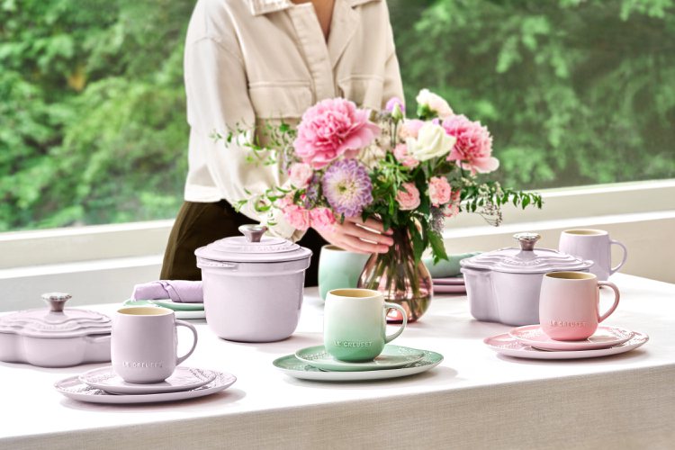 LE CREUSET除了推出SHALLOT柔粉紫系列鍋具瓷器，還有蕾絲花恬系列瓷器。圖／LE CREUSET提供