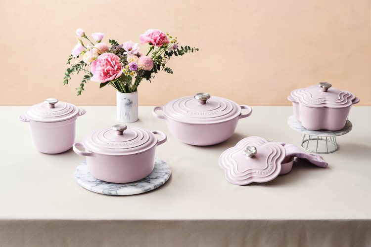 LE CREUSET推出全新SHALLOT柔粉紫系列鍋具瓷器。圖／LE CREUSET提供