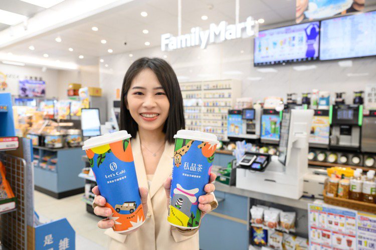 全家便利商店周末「康康五」7月21日至7月23日推出私品茶特大杯「冰鮮橙氣泡青茶」買1送1。圖／全家便利商店提供