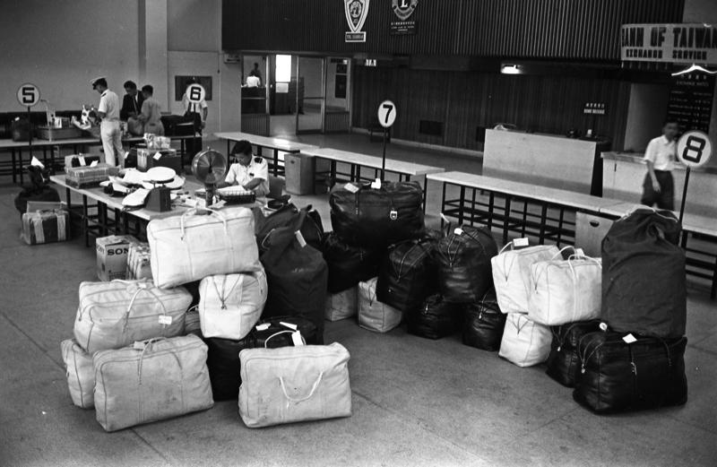 1969年7月21日，台北國際機場海關查扣詹姓男子所攜26大包的「行李」，並認為這是近年來旅客不依規定攜帶個人「行李」最多的一次。圖／聯合報系資料照片