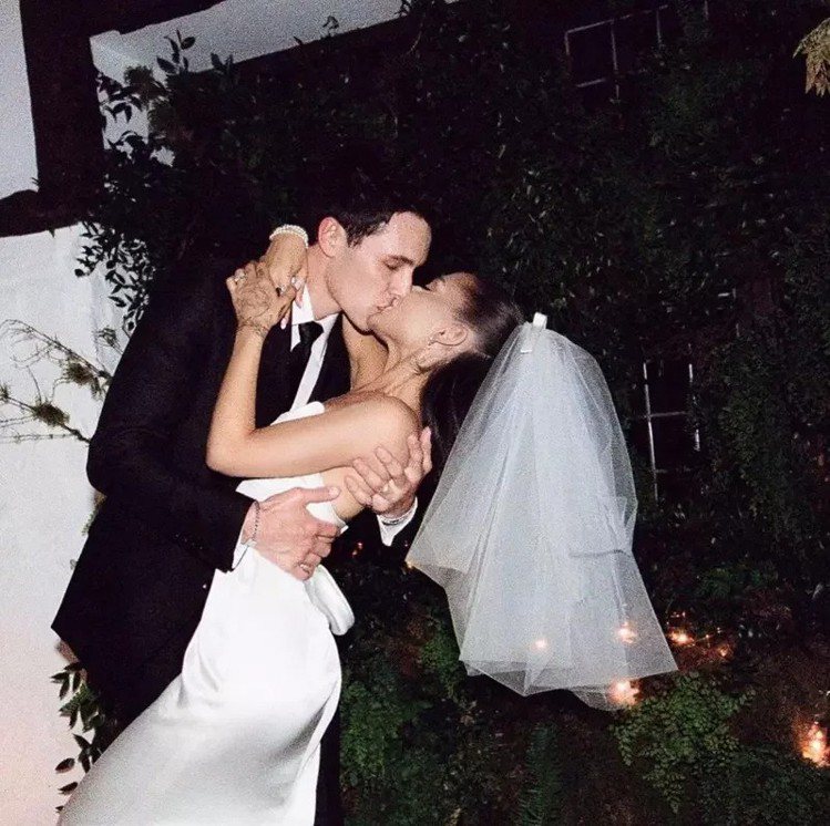 亞莉安娜2021年與洛杉磯房產經紀人道爾頓高梅茲（Dalton Gomez）結婚。 圖／擷自IG