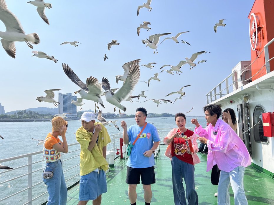 楊繡惠(右二)、無尊(右三)跟著浩角翔起節目赴韓國出外景。圖／民視提供