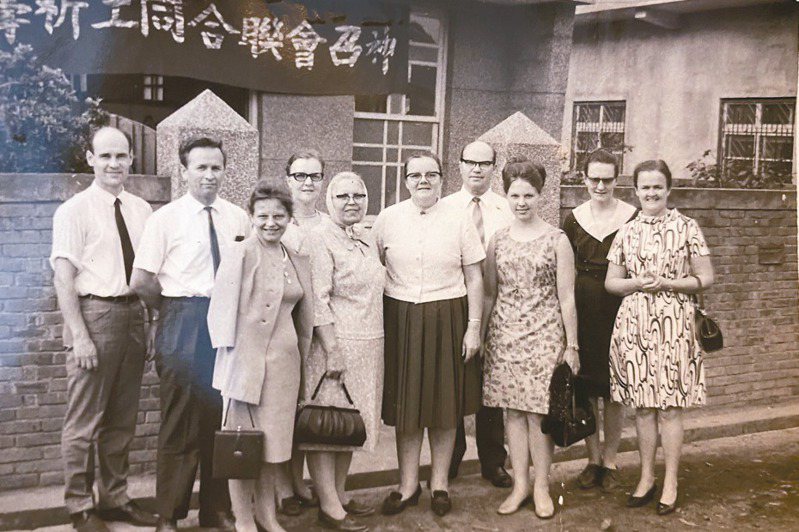 伊克勤傳教士(左五)和神召會的外國同工在客家庄。（圖／郭郁欣提供）
