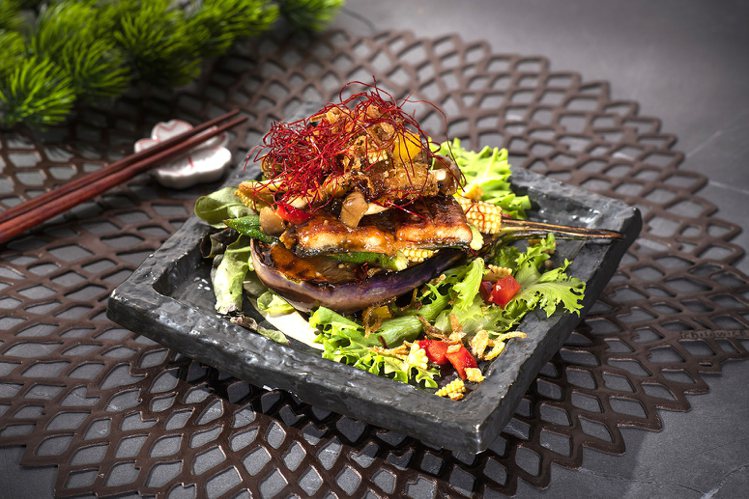 台北遠東香格里拉ibuki日本料理推出「台南鰻魚加拿大鴨肝圓茄左照燒醬」創意料理。圖／台北遠東香格里拉提供