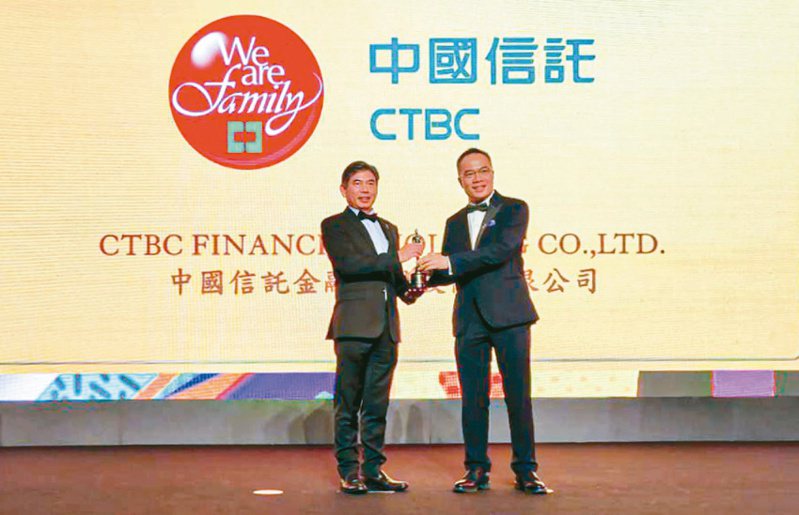 中信金控六度獲得「亞洲最佳企業雇主獎」肯定，中信銀行人資總管理處總處長魏爾彰（左）出席頒獎典禮。中信金控／提供
