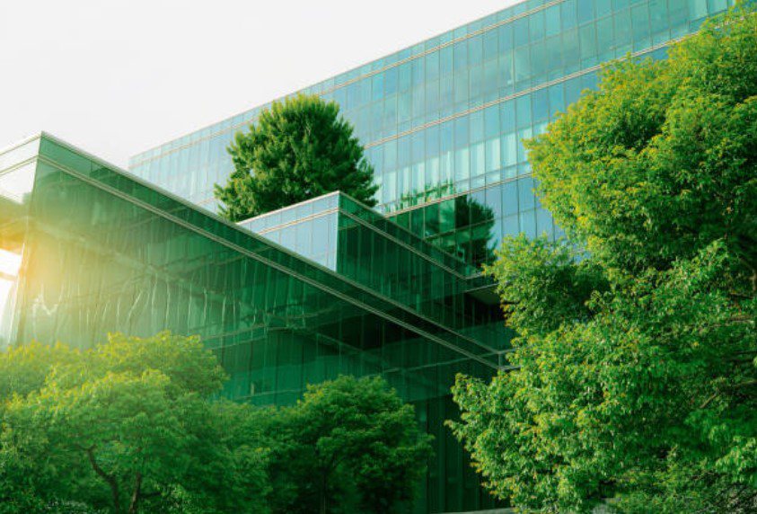 許多外資企業在台尋找駐點，都將符合國際認證的綠建築商辦列為優先目標。iStock圖庫
