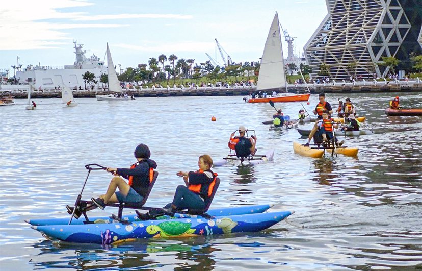 愛河灣水樂園現場現場提供獨木舟、立式划槳（SUP）、水上腳踏車等無動力水上浮具供...