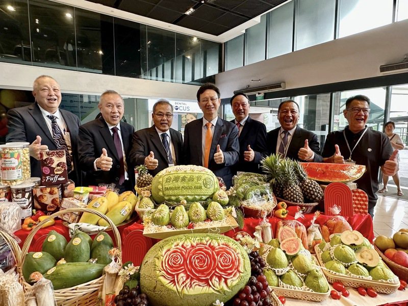 新加坡連鎖超市昇菘超市攜手高雄市舉辦台灣食品節，21日舉辦開幕式，駐新加坡代表童振源（左4）、高雄市政府農業局長張清榮（左3）及昇菘集團代表等人出席。圖／中央社