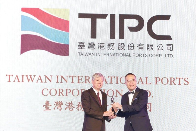 港務公司榮獲《HR ASIA》「2023亞洲最佳企業雇主獎」（左為港務公司董事長李賢義）。台灣港務公司提供