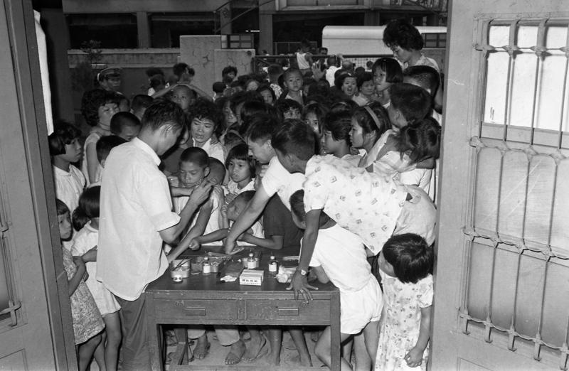 1962年7月22日，台北市中華路傳出首個副霍亂病例，當地民眾、孩童搶著前往打射預防針。圖／聯合報系資料照片