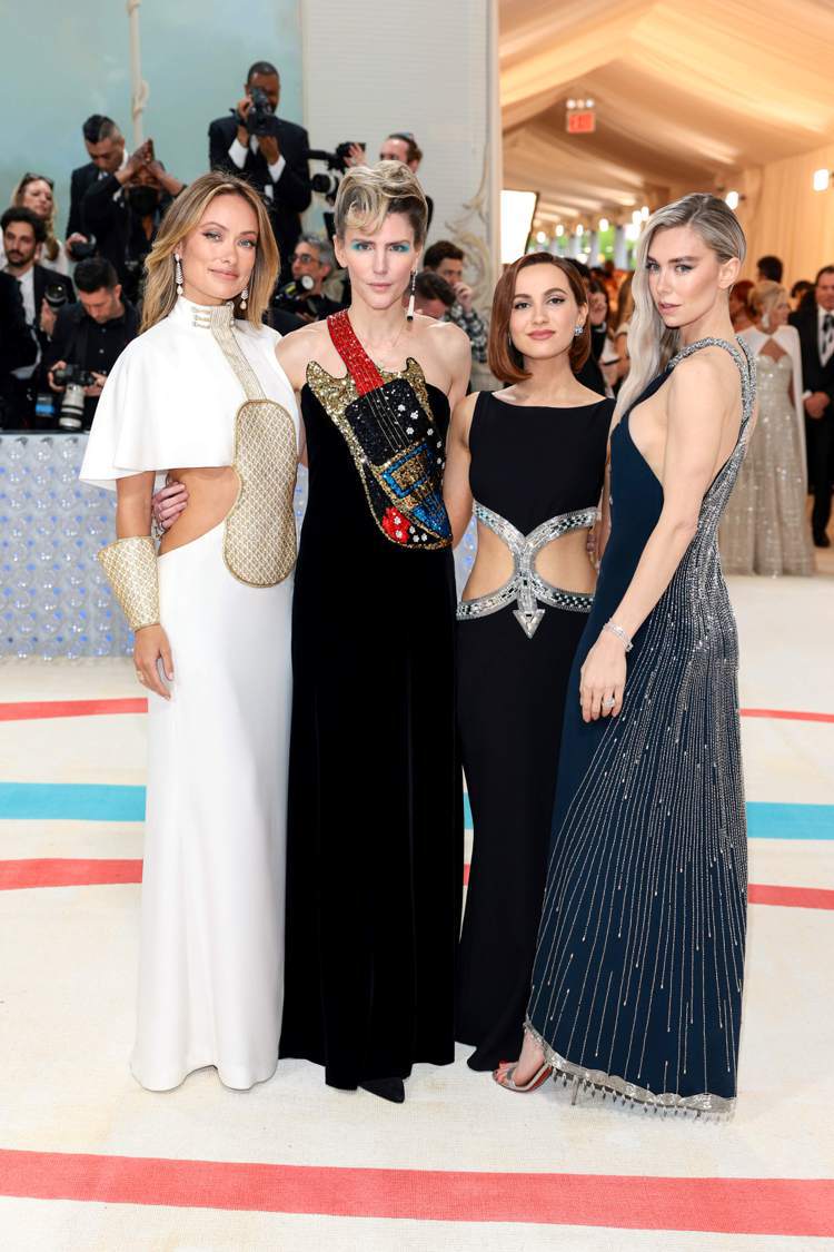 （由左至右）Olivia Wilde、Gabriela Hearst、Maude Apatow與Vanessa Kirby在今年MET Gala穿上了Chloé X Karl Lagerfeld典藏系列特展展出的Chloé禮服。圖／Chloé提供