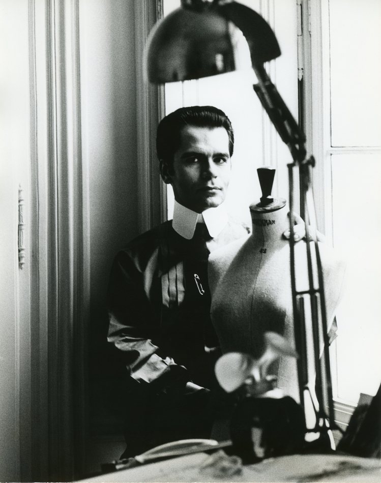 一幅1976年拍攝、Karl Lagerfeld於Chloé巴黎羅斯福大道工作室中的檔案照。圖／Chloé提供