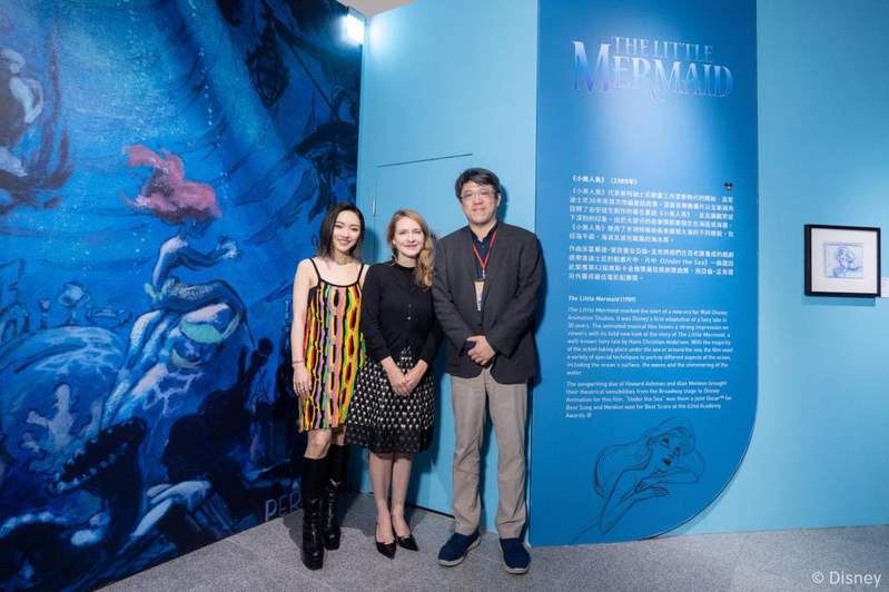 《迪士尼動畫展》在台北中正紀念堂盛大開幕。左起聯合數位文創董事長李彥甫、策展人Kristen McCormick、歌手閻奕格。圖／聯合數位文創提供