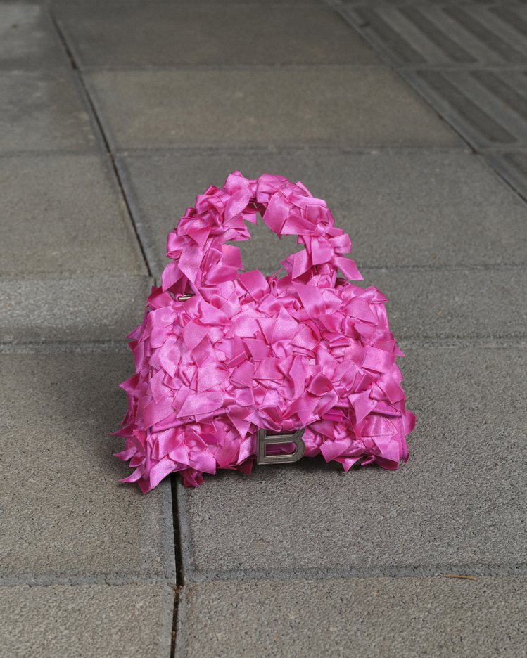 Hourglass Xs手提包，包款覆蓋以大量的粉紅色緞帶，造型意味強烈，87,900元。圖／Balenciaga提供