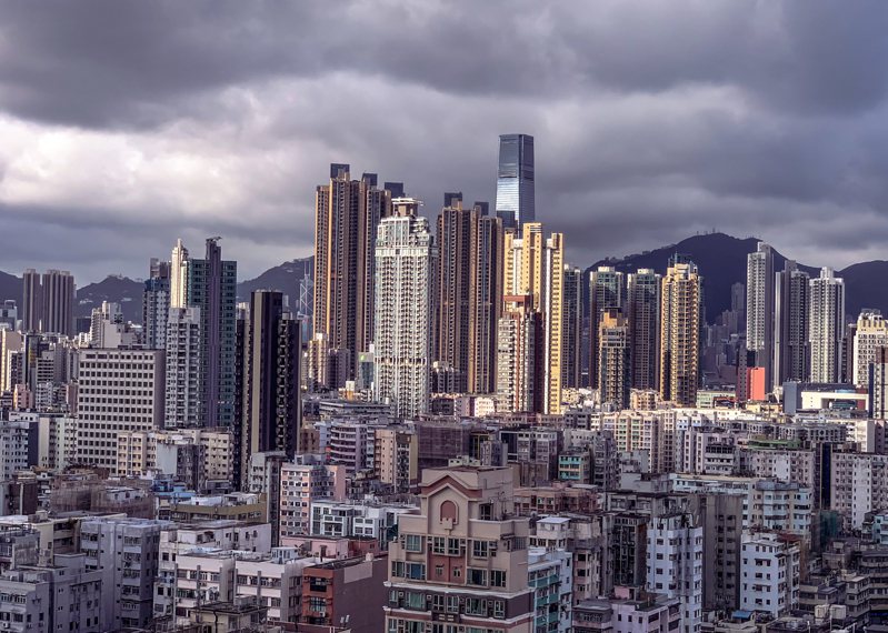 香港人稠地窄，商業樓宇和住宅樓宇都建得高、擠得密。 (中通社)