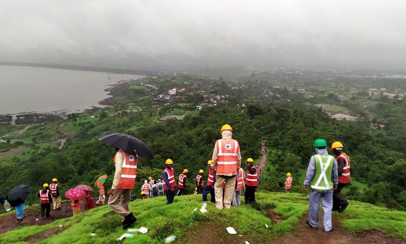 印度西部馬哈拉什特拉邦（Maharashtra）一處山區20日發生山崩，在事發兩天後，死亡人數攀升至26人，恐怕仍有數十人被困在層層土堆下。   歐新社