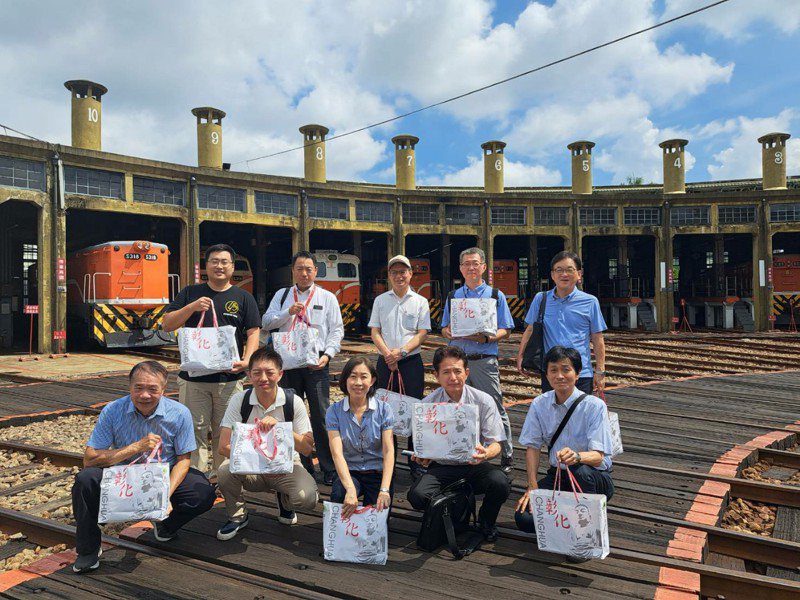 日本旅行業協會JATA中四國支部成員參觀百年彰化扇形車庫。圖／縣府提供