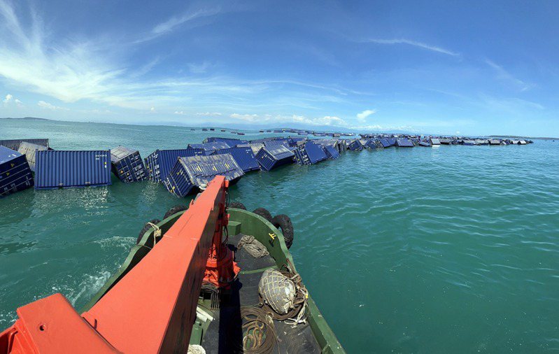 屏東鹽埔漁港今天上午打撈天使輪漂浮到屏東的空貨櫃，空貨櫃堆積在近港處的海面築起「天然」的海堤，看不到盡頭，畫面令人嘆為觀止。記者劉學聖／攝影