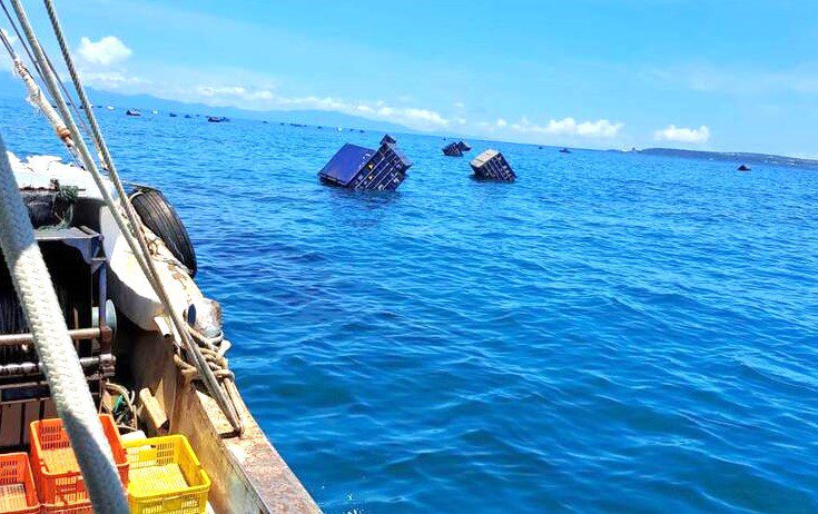 在高屏外海漂流的空貨櫃，琉球大福2號交通船長今天下午在琉球白沙外海附近發現4、5只，希望相關單位儘快清除。圖／琉球區漁會提供