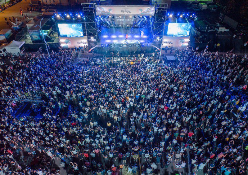 「將軍吼」夏日音樂節首日湧入近5萬人，將現場擠得水洩不通。照／古哥空拍法人提供