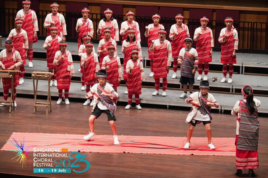 桃山國小合唱團擔任新加坡國際合唱節開幕儀式的表演嘉賓，讓純淨宏亮的泰雅之聲被世界聽見。 圖／和泰汽車提供