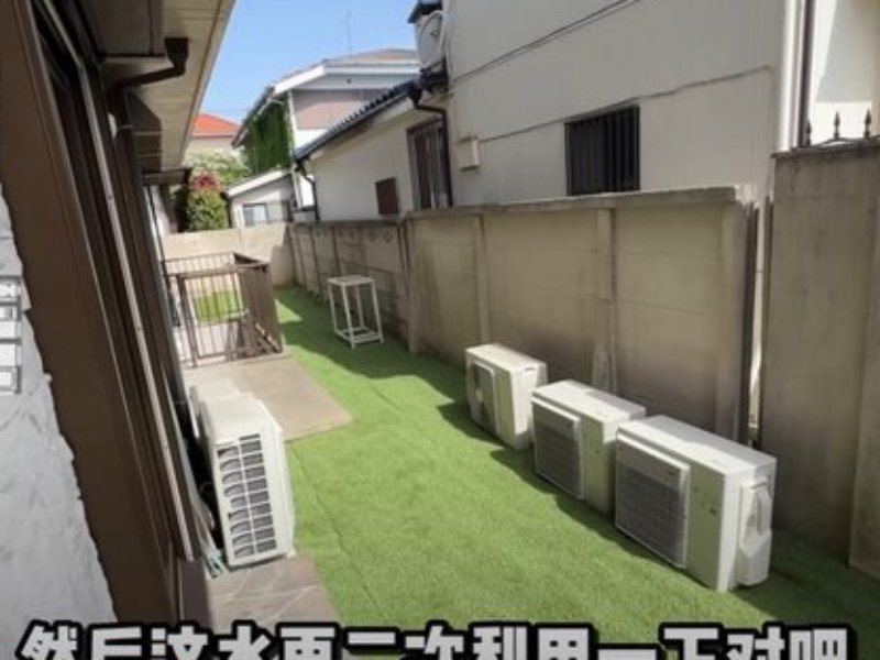 網友指出，日本無論是透天又或是小公寓，冷氣室外機多放在地上。圖／翻攝自YouTube頻道「11區小豪的故事」