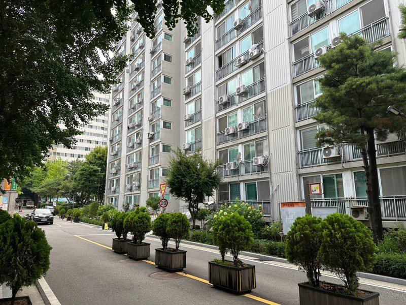 身處南韓首爾，即便暫時買不起房，年輕人、新婚夫婦也有機會透過抽選方式，以低於市價的租金入住位處市中心、機能便利的社會住宅。 中央社