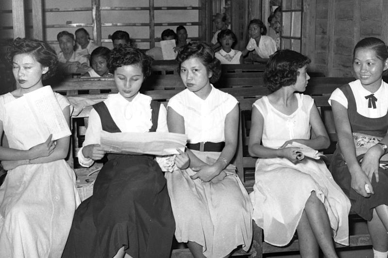 1955年7月24日，國防部中國電影製片廠舉行考試招考男女演員，圖為等待面試的女考生。圖／聯合報系資料照片