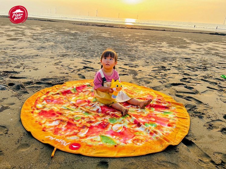必勝客推出「比薩造型浴巾」，款式為「超級總匯大比薩」。圖／必勝客提供