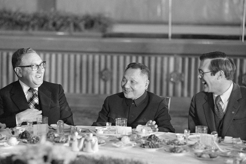 1974年季辛吉（左）在北京與鄧小平（中）會面，右為當時的白宮幕僚長倫斯斐。美聯社