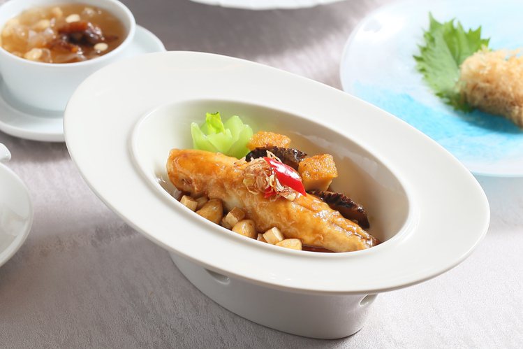 午間品味套餐包括有「家傳紅燒黃花魚」。記者陳睿中／攝影
