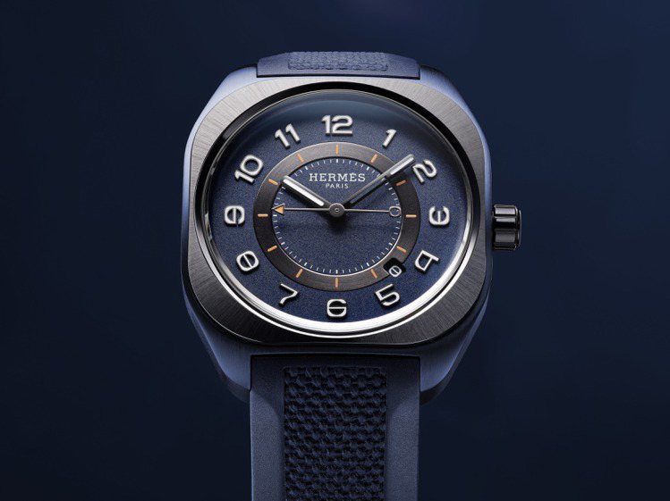 Hermès H08自動腕表藍色款，39毫米枕形藍色鈦金屬表殼、藍色表盤與橡膠表帶。圖／愛馬仕提供
