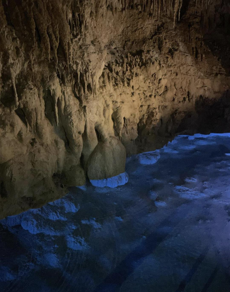 林奕嵐分享沖繩旅遊，看鐘乳石洞低窪積水，彷彿掉進奇幻世界。圖／周子娛樂提供