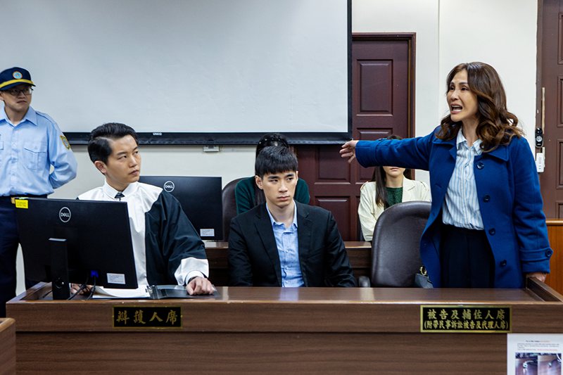 梁佑南(右)演出「搜尋者」，與劇中丈夫雷洪對簿公堂。圖／大愛電視提供