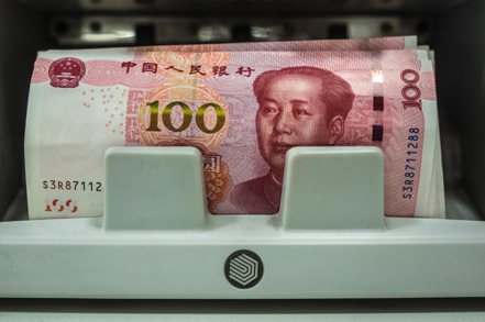 中國大陸的商業銀行下調一些存款產品的利率。（彭博資訊）