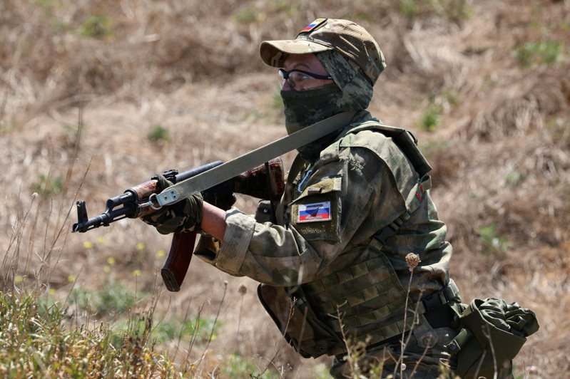 俄羅斯指責烏克蘭周一早晨向莫斯科發動無人機襲擊。俄方稱，其中一架是在國防部總部附近。而與此同時，俄軍方對烏南部港口基礎設施發動新一輪空襲。圖為22日，俄羅斯國土防禦女兵部隊的成員在克里米亞的射擊場訓練。路透