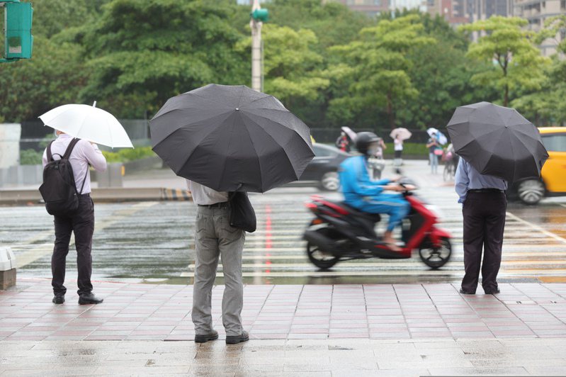 颱風杜蘇芮接近台灣，如遇轄區首長宣布停班時，勞工基於安全考量，可選擇不出勤，雇主「宜」不扣發工資。聯合報系資料照片／記者葉信菉攝影
