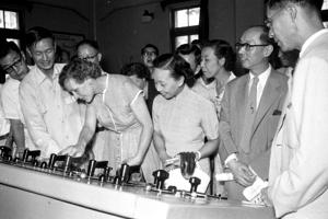 1954年7月25日，台灣電力公司在烏來舉行烏來發電所擴充工程竣工典禮，邀請嚴家淦夫人（前排右三）及包德恩夫人（前排左三）舉行開鈕典禮。圖／聯合報系資料照片
